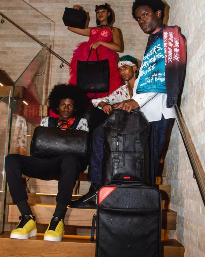 Sprayground Valigia Cabina Imperdibile: Compagno di Viaggio 24/7 per Avventurieri Stilosi