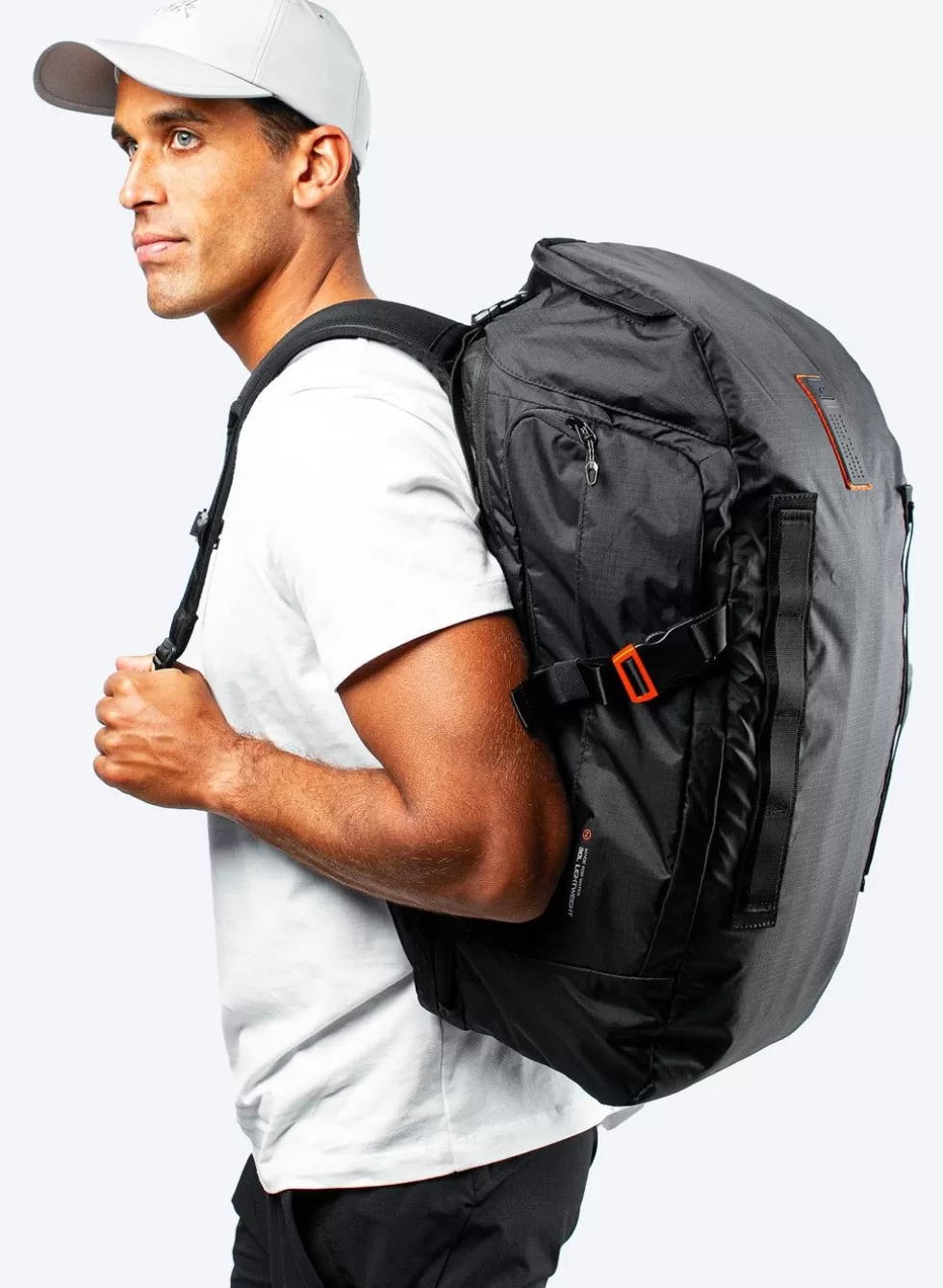 Zaino Multifunzione 30L Uomo: Pratico per Escursioni, Viaggi e Giornaliere Avventure con Design Ergonomico e Capienza Ottimale