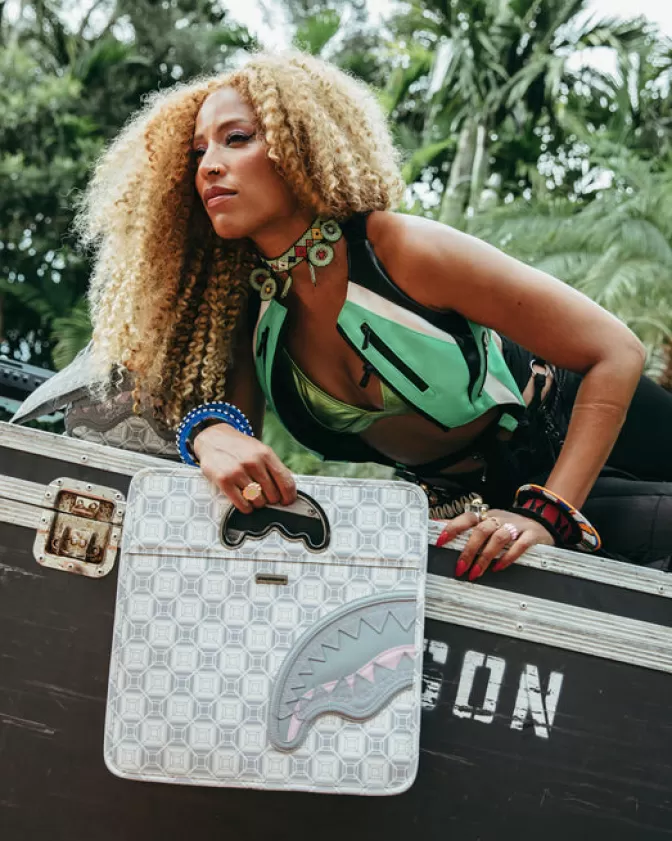 Borsa Sprayground A.I.8 - Design Intelligente con Ispirazione Africana | Elegante e Pratica per la Donna Moderna Sempre in Movimento | Compagna Urbana dal Tocco Cosmopolita 

Stile Unico, Funzionalità Senza Tempo - La Scelta Perfetta per la Vita Metropolitana