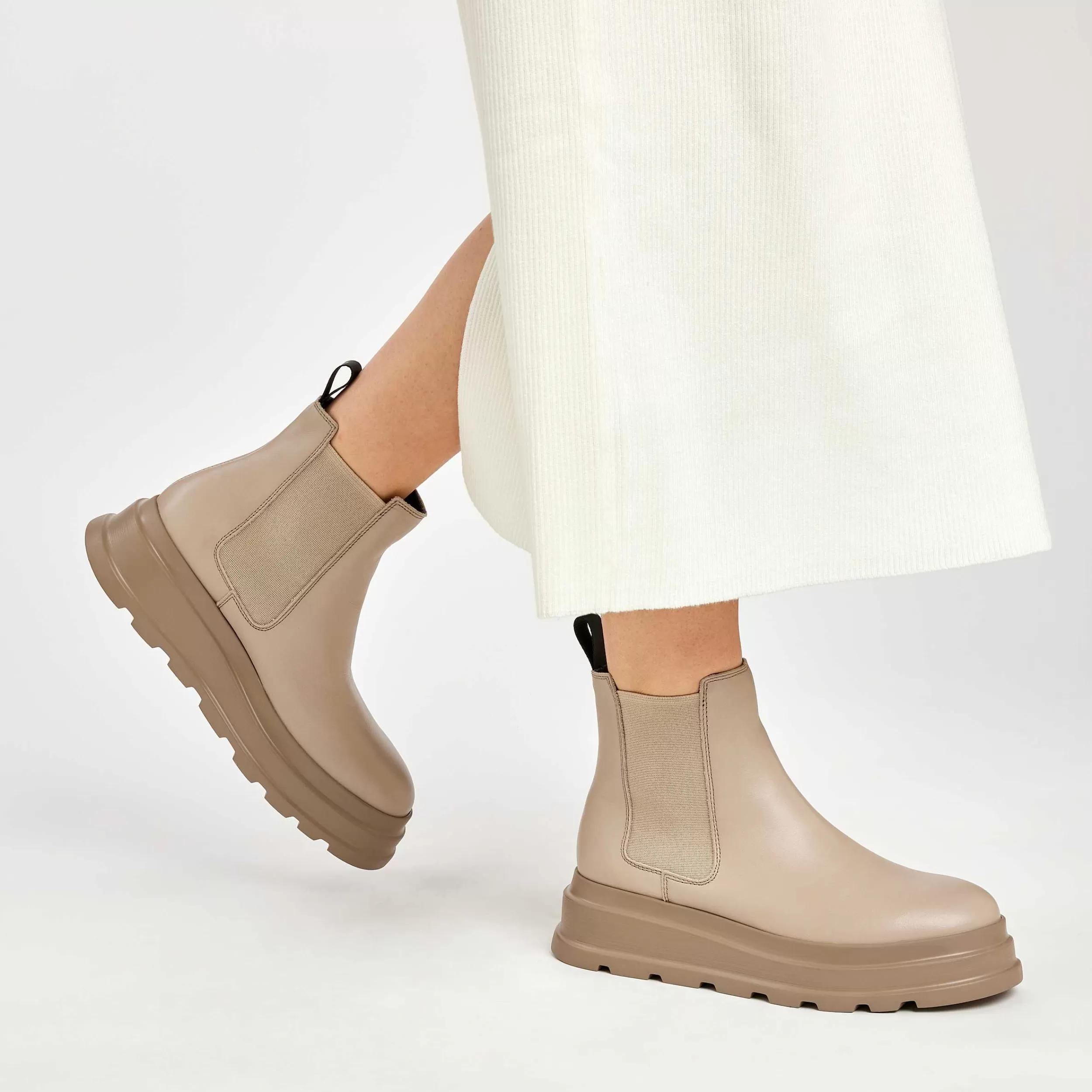 Donna anni '70 in pelle autentica con zeppa retro - Scarpe iconiche per look vintage intramontabile