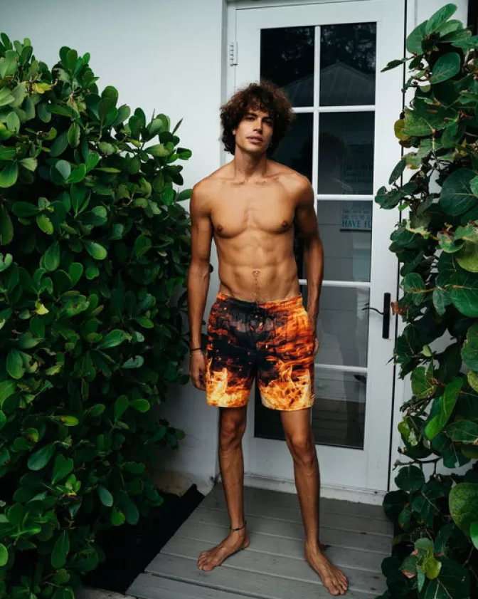 Pantaloncini da Mare Stile Camouflage con Motivi Fiammanti SHOTO - Sprayground Design Dinamico per Look Estivi Audaci