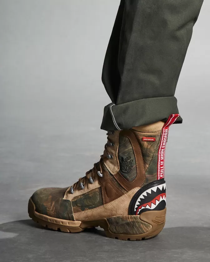 Scarpe tattiche Sprayground Cobra Fuerza - Edizione limitata 1/280 con mimetismo terreno, design militare avanzato per paracadutisti, produzione artigianale colombiana.
