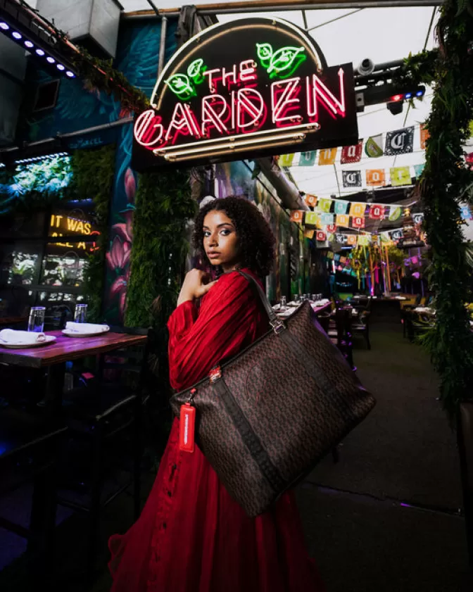 Sprayground Borsa Iconica con Stampa Assegni Vintage - Design Esclusivo a Tracolla