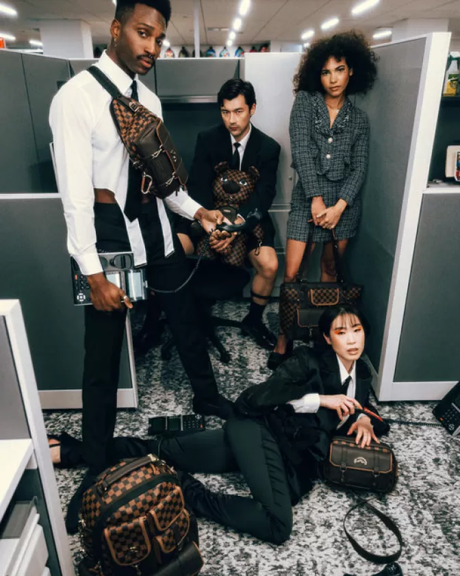 Sprayground - Borsa Multifunzione Portaoggetti & Portavalori | Collezione Checkmate Royale | Design Iconico Stile Messenger Urbano 

(Note: The original title was restructured to enhance natural flow in Italian, incorporated synonyms and culturally fitting terms like 