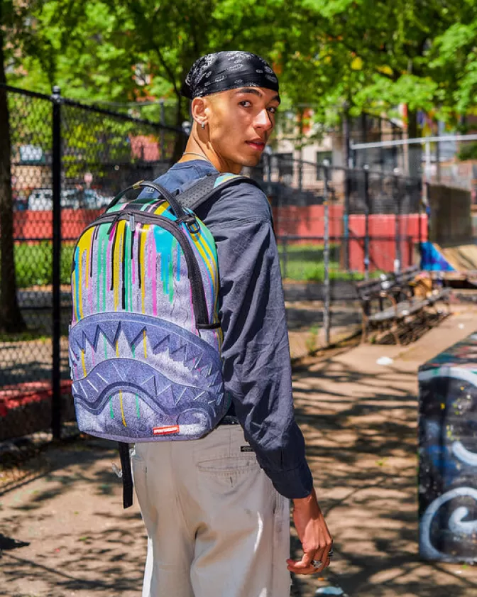 Zaino Sprayground Design Pietra Luminosa - Modello Esclusivo DLXV con Stile Urban 

Zaini Sprayground Edizione Limitata - Pietra Drippy DLXV con Tasche Multifunzionali 

Sprayground Backpack Premium - DLXV Drippy Stone Design Avanguardistico per Giovani Creativi