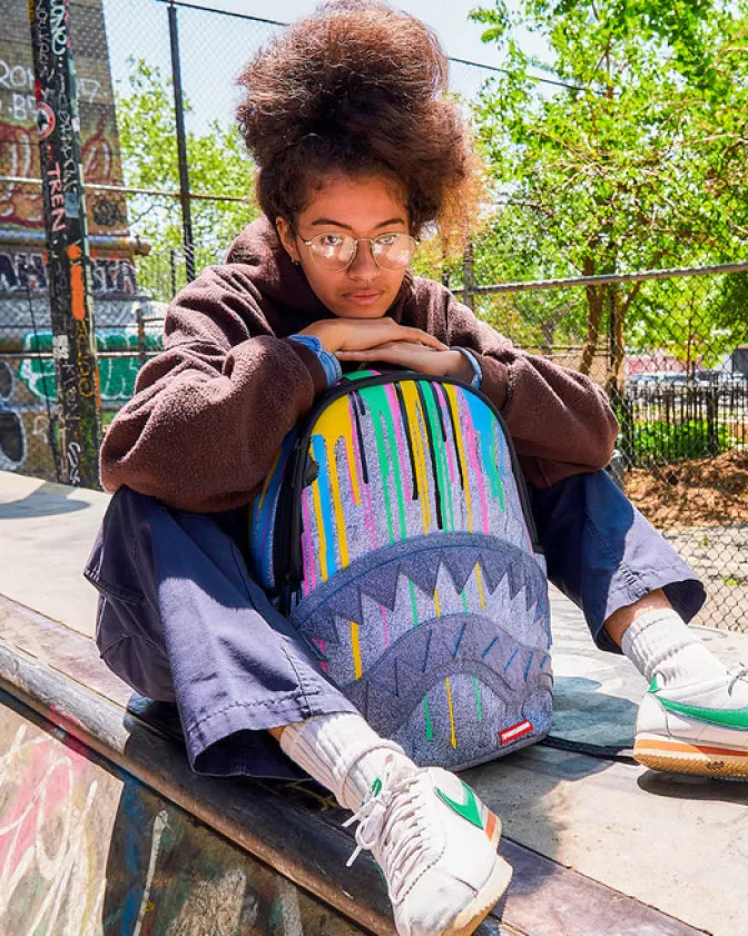 Zaino Sprayground Design Pietra Luminosa - Modello Esclusivo DLXV con Stile Urban 

Zaini Sprayground Edizione Limitata - Pietra Drippy DLXV con Tasche Multifunzionali 

Sprayground Backpack Premium - DLXV Drippy Stone Design Avanguardistico per Giovani Creativi