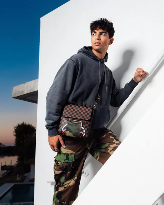 Sprayground Borsa Messenger Crossbody con Tasca Frontale Zip Oro e Motivo Squali & Parigi - Design Stilizzato per Uomo/Donna 

(Nuova Edizione Limitata con Stampa Inedita)
