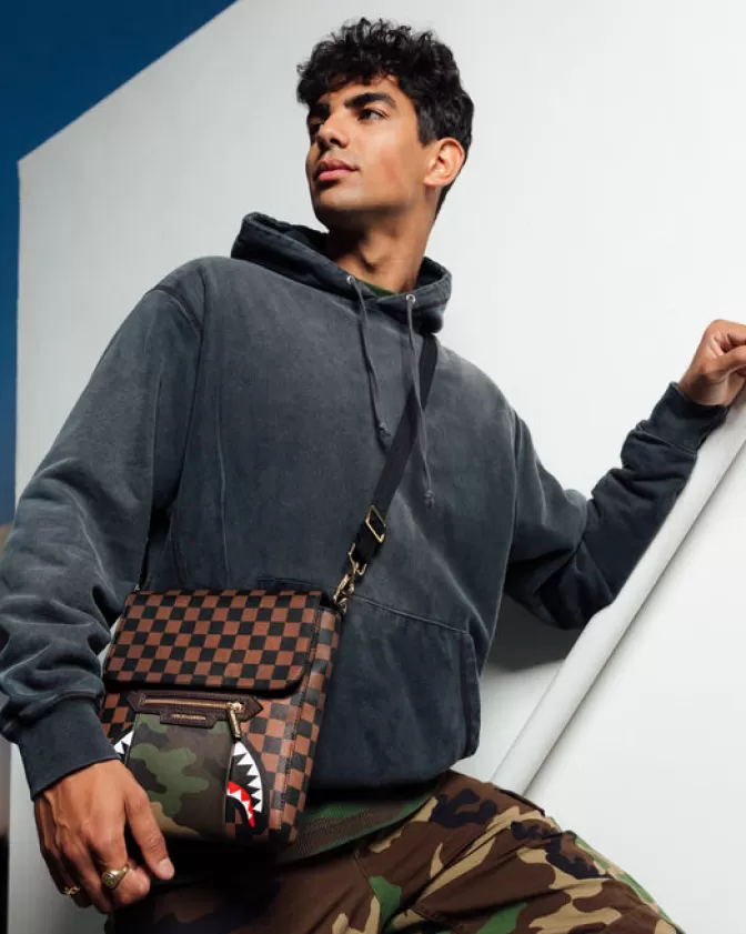 Sprayground Borsa Messenger Crossbody con Tasca Frontale Zip Oro e Motivo Squali & Parigi - Design Stilizzato per Uomo/Donna 

(Nuova Edizione Limitata con Stampa Inedita)
