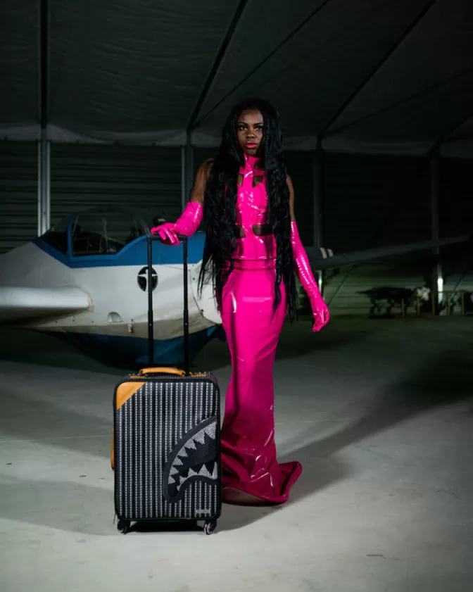 Valigia Cabina Illuminata con Catene ILLUCHAINS - JETSETTER di Sprayground | Offerta Imperdibile per Viaggiatori Stilosi | Design Unico per Trasporto Smart  

Valigia da Cabina JETSETTER con Catene Luminose | Sprayground ILLUCHAINS | Promo Esclusiva per Bagagli Intelligenti | Viaggia in Stile con Questo Design Rivoluzionario  

Valigia Trasparente ILLUCHAINS JETSETTER | Sprayground per Viaggiatori Intraprendenti | Offerta Lampo su Bagaglio Cabina Tech con Stile Streetwear
