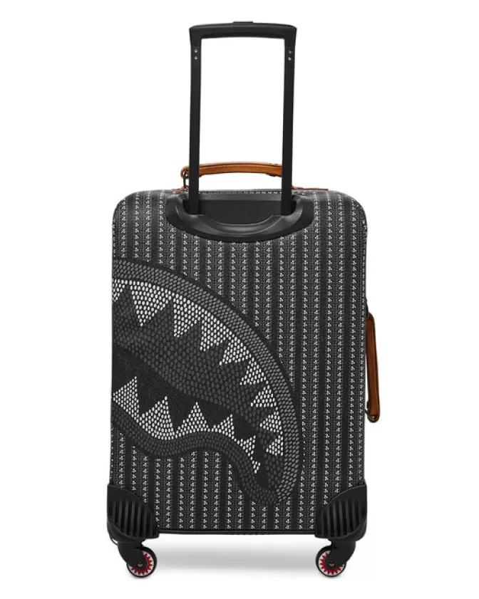 Valigia Cabina Illuminata con Catene ILLUCHAINS - JETSETTER di Sprayground | Offerta Imperdibile per Viaggiatori Stilosi | Design Unico per Trasporto Smart  

Valigia da Cabina JETSETTER con Catene Luminose | Sprayground ILLUCHAINS | Promo Esclusiva per Bagagli Intelligenti | Viaggia in Stile con Questo Design Rivoluzionario  

Valigia Trasparente ILLUCHAINS JETSETTER | Sprayground per Viaggiatori Intraprendenti | Offerta Lampo su Bagaglio Cabina Tech con Stile Streetwear