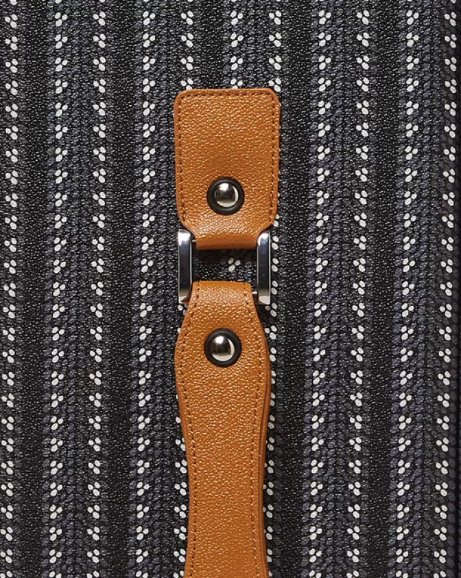 Valigia Cabina Illuminata con Catene ILLUCHAINS - JETSETTER di Sprayground | Offerta Imperdibile per Viaggiatori Stilosi | Design Unico per Trasporto Smart  

Valigia da Cabina JETSETTER con Catene Luminose | Sprayground ILLUCHAINS | Promo Esclusiva per Bagagli Intelligenti | Viaggia in Stile con Questo Design Rivoluzionario  

Valigia Trasparente ILLUCHAINS JETSETTER | Sprayground per Viaggiatori Intraprendenti | Offerta Lampo su Bagaglio Cabina Tech con Stile Streetwear