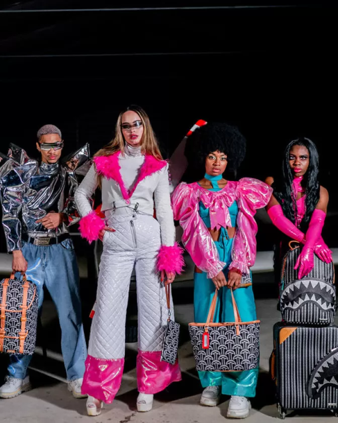 Valigia Cabina Illuminata con Catene ILLUCHAINS - JETSETTER di Sprayground | Offerta Imperdibile per Viaggiatori Stilosi | Design Unico per Trasporto Smart  

Valigia da Cabina JETSETTER con Catene Luminose | Sprayground ILLUCHAINS | Promo Esclusiva per Bagagli Intelligenti | Viaggia in Stile con Questo Design Rivoluzionario  

Valigia Trasparente ILLUCHAINS JETSETTER | Sprayground per Viaggiatori Intraprendenti | Offerta Lampo su Bagaglio Cabina Tech con Stile Streetwear