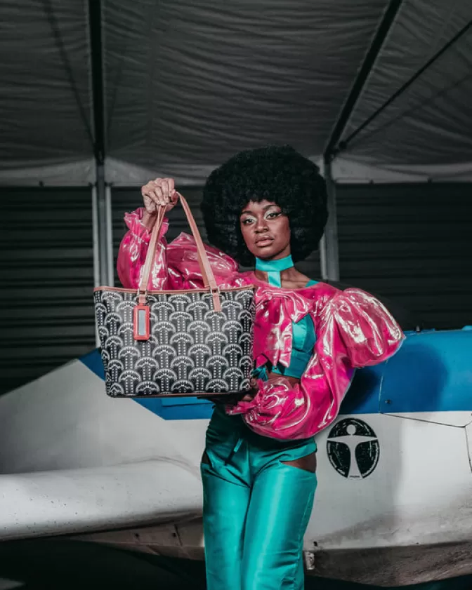 Borsa Sprayground con Catene Luminose - Design Unico per Stile Audace