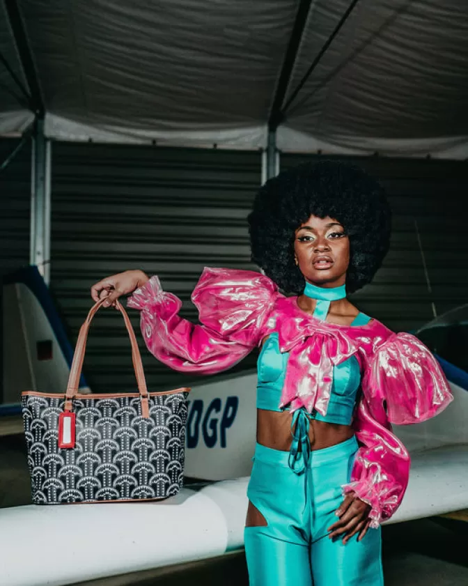 Borsa Sprayground con Catene Luminose - Design Unico per Stile Audace