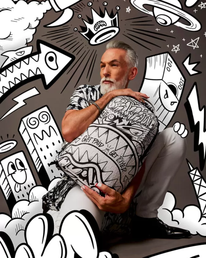Zaino Sprayground DLXV: Il Compagno Perfetto per le Feste Post-Stipendio 

(Note: 