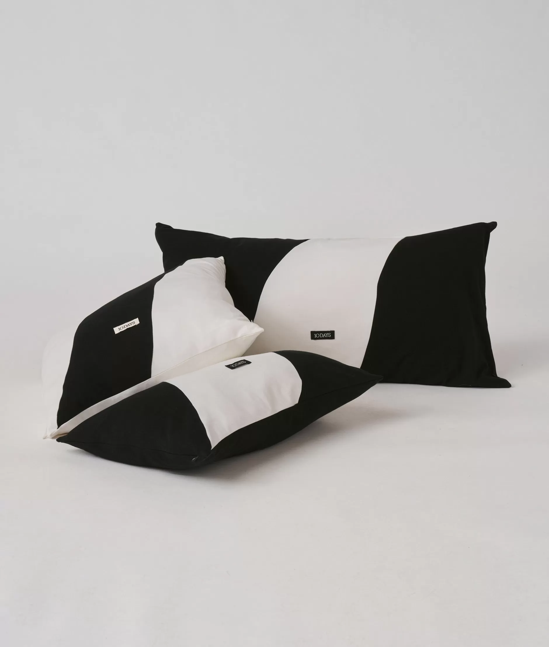 Fodera cuscino doppia riga moderna 40x60 cm - Design 10Days per letto matrimoniale 

(：Fodera cuscino matrimoniale con righe stilizzate - 40x60 cm in cotto resistente 10Days)