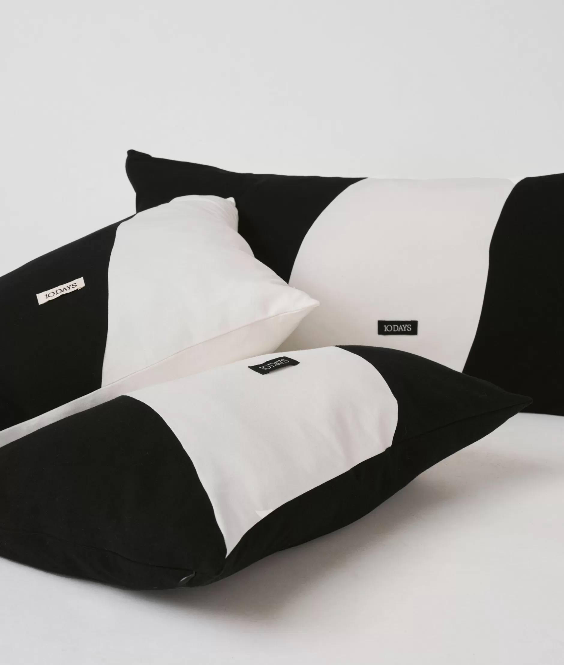 Fodera cuscino doppia riga moderna 40x60 cm - Design 10Days per letto matrimoniale 

(：Fodera cuscino matrimoniale con righe stilizzate - 40x60 cm in cotto resistente 10Days)