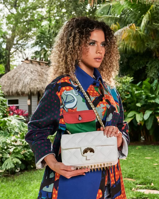 Borsa Sprayground Riviera Le Blanc con catena dorata e motivo squalo stilizzato