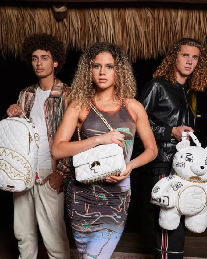 Borsa Sprayground Riviera Le Blanc con catena dorata e motivo squalo stilizzato