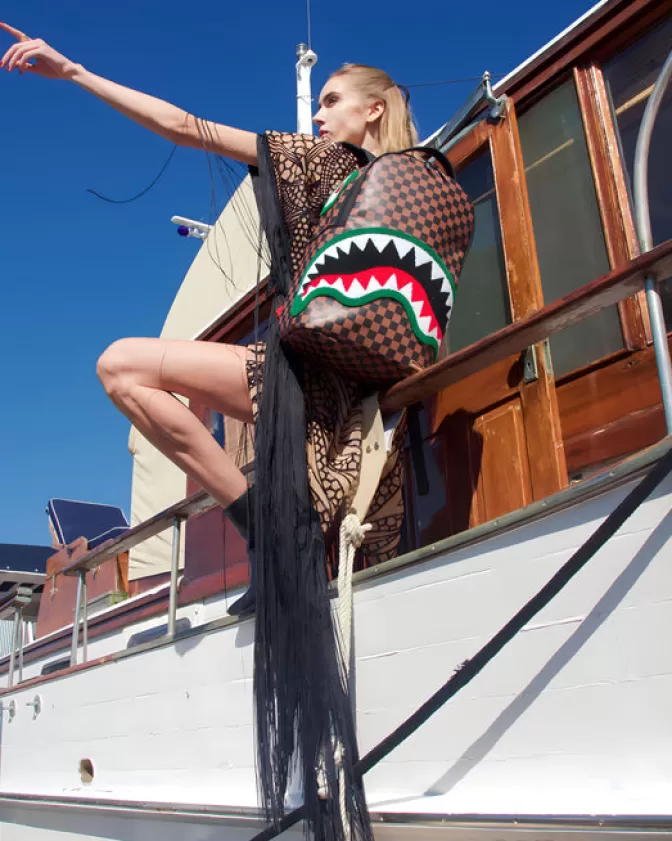 Sprayground Originale - Zaino da Viaggio con Motivo Squalo Aerodinamico | Edizione Speciale Romeo Air Italia, Design Urbano e Capienza Generosa