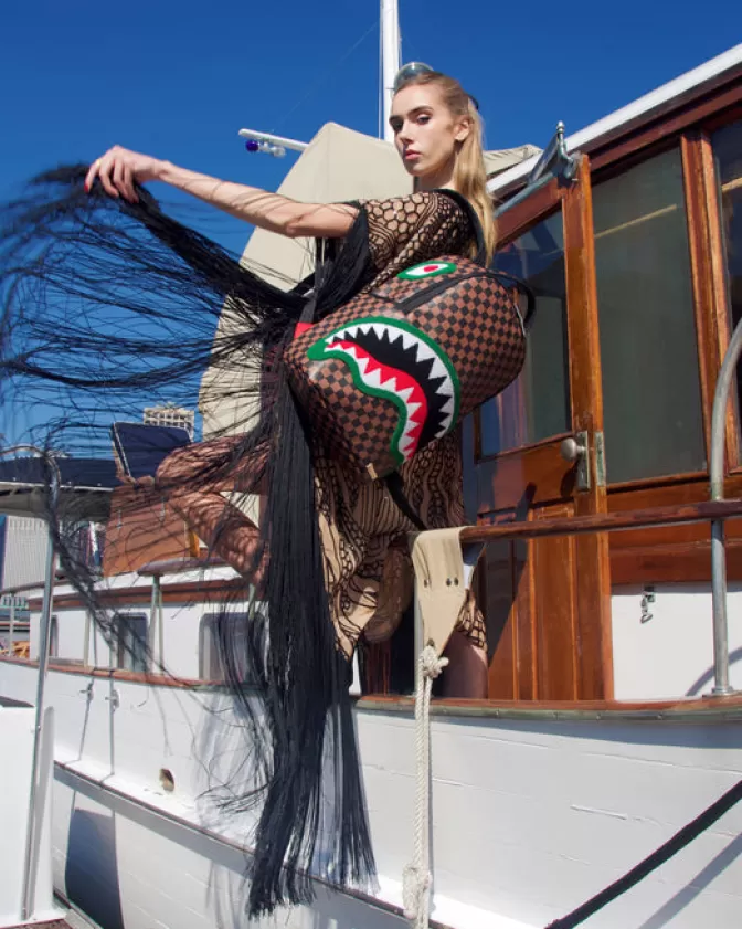 Sprayground Originale - Zaino da Viaggio con Motivo Squalo Aerodinamico | Edizione Speciale Romeo Air Italia, Design Urbano e Capienza Generosa