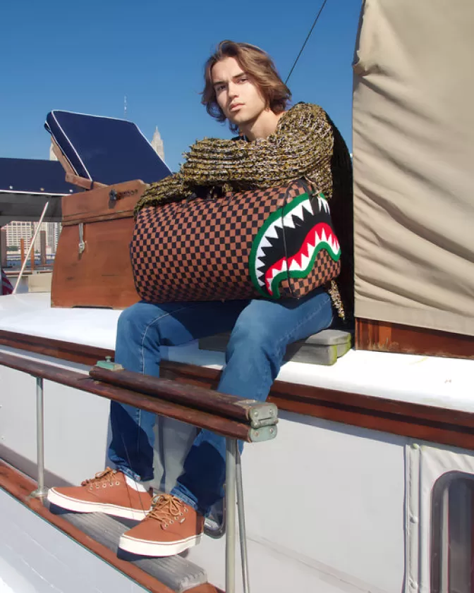 Sprayground Borsa da Viaggio con Stampa Squalo - Edizione Speciale Romeo Air Italia, Design Aerodinamico per Stile Urbano
