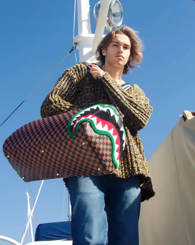 Sprayground Borsa da Viaggio con Stampa Squalo - Edizione Speciale Romeo Air Italia, Design Aerodinamico per Stile Urbano
