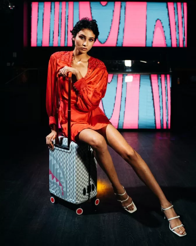 Valigia Cabina Rigida Sprayground - Design Sharknautics con Stampa Rosa Palazzina, Bagaglio a Mano Elegante per Viaggi Stilistici