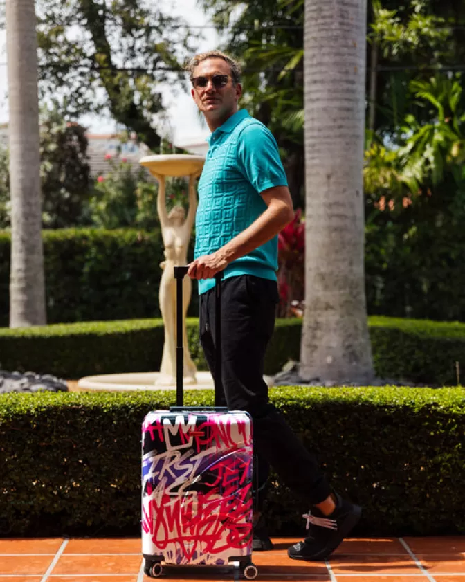 Valigia Cabina Rigida Sprayground Shark Atelier - Design Squalo Iconico e Funzionalità Nautiche per Viaggi Stilosi

(：，，，