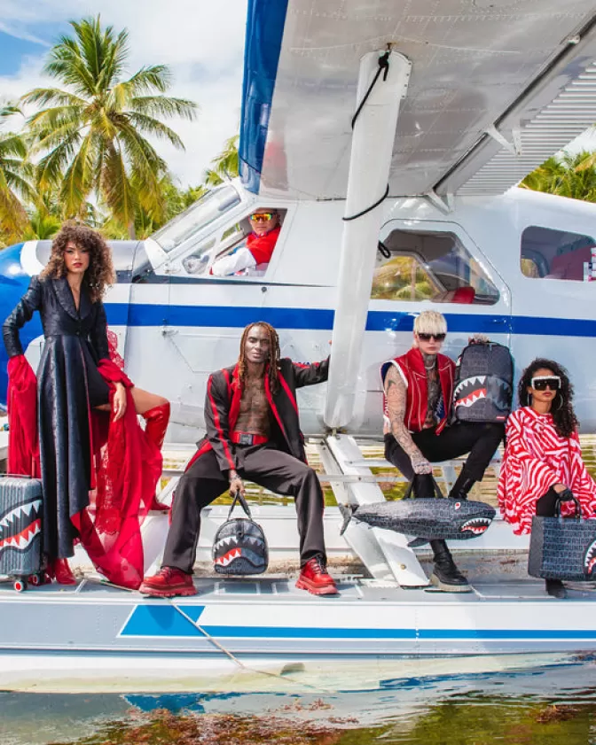 Valigia Rigida a Mano Sprayground Sharknomics - Design Stealth Pilot con Motivi Squalo Futuristici, Ideale per Viaggi Tecnici (Disponibile Online)