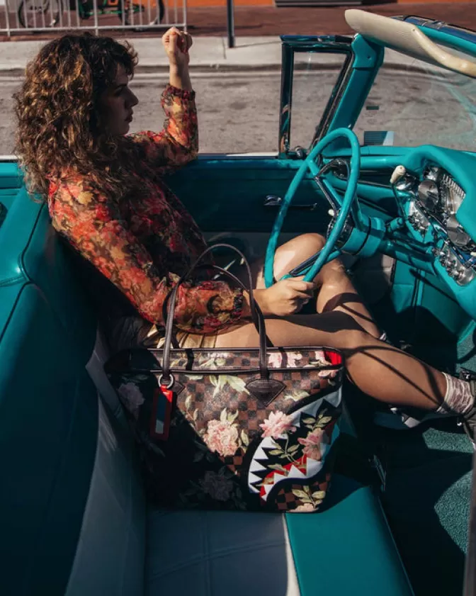 Borsa Sprayground SHARKFLOWER: Design Unico con Stampa Squalo e Fiori, Ideale per lo Shopping o il Tempo Libero