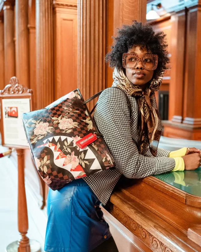 Borsa Sprayground SHARKFLOWER: Design Unico con Stampa Squalo e Fiori, Ideale per lo Shopping o il Tempo Libero
