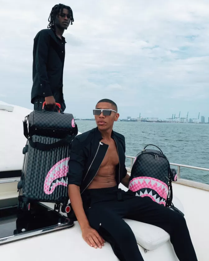 Valigia Cabina Sprayground - Motivo Squali e Caramelle, Ampio Design Unico per Viaggi Stilosi