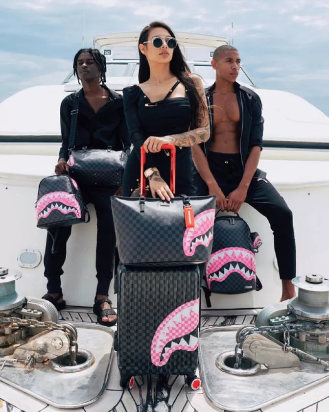 Valigia Cabina Sprayground - Motivo Squali e Caramelle, Ampio Design Unico per Viaggi Stilosi