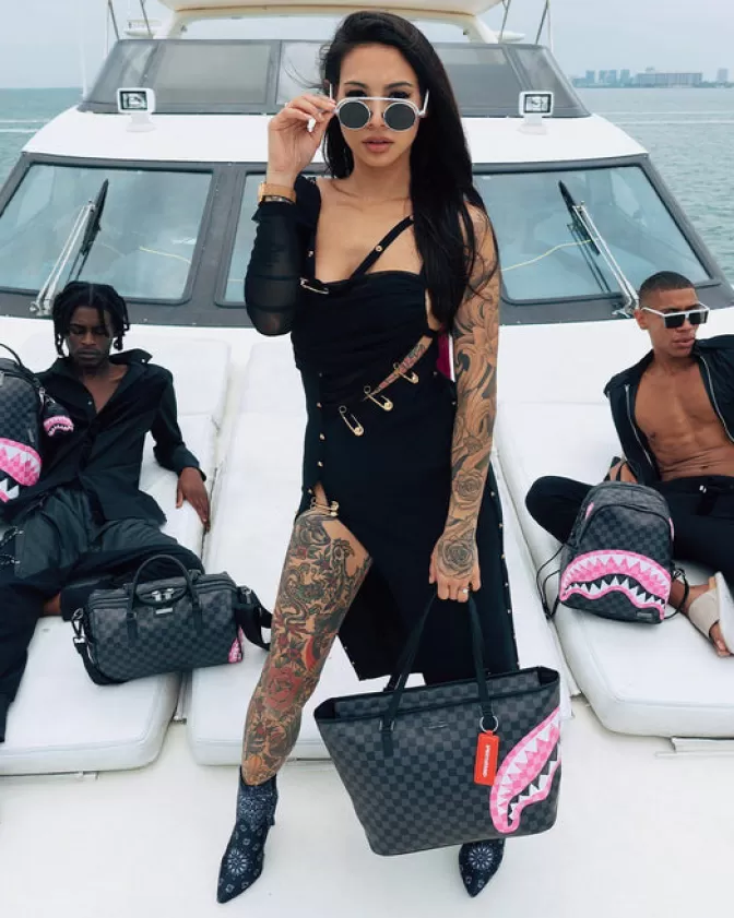 Borsa Zainetto Sprayground - Squali Nuotano in un Mare di Caramelle, Stampa Unica per Stile Streetwear