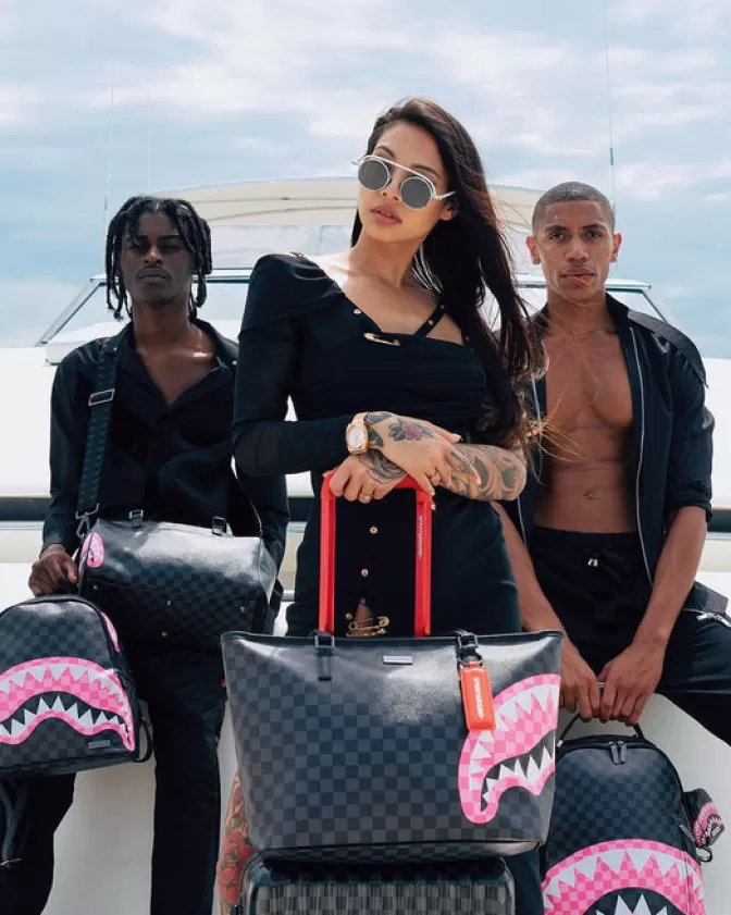 Borsa Zainetto Sprayground - Squali Nuotano in un Mare di Caramelle, Stampa Unica per Stile Streetwear