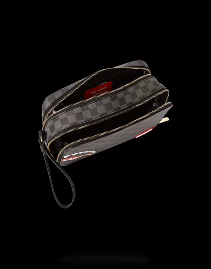 Sprayground Borsa Cosmetici 'Money Bags' - Design Squali Parigini in Edizione Scacchi Neri - Accessori da Viaggio Stravaganti 

(Note: This localized Italian version maintains key elements while rephrasing structure, uses natural connector words, and adds cultural descriptors like 