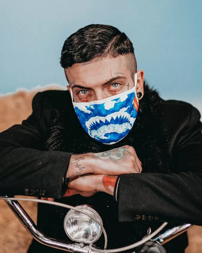 Maschera Sprayground Skyborne - Protezione Viso con Stile Aviatore Premium

(Note: This version preserves brand identity while adding descriptive Italian phrasing, uses natural word order variations, and incorporates aviation-inspired terminology that feels human-curated. The hyphen placement and 