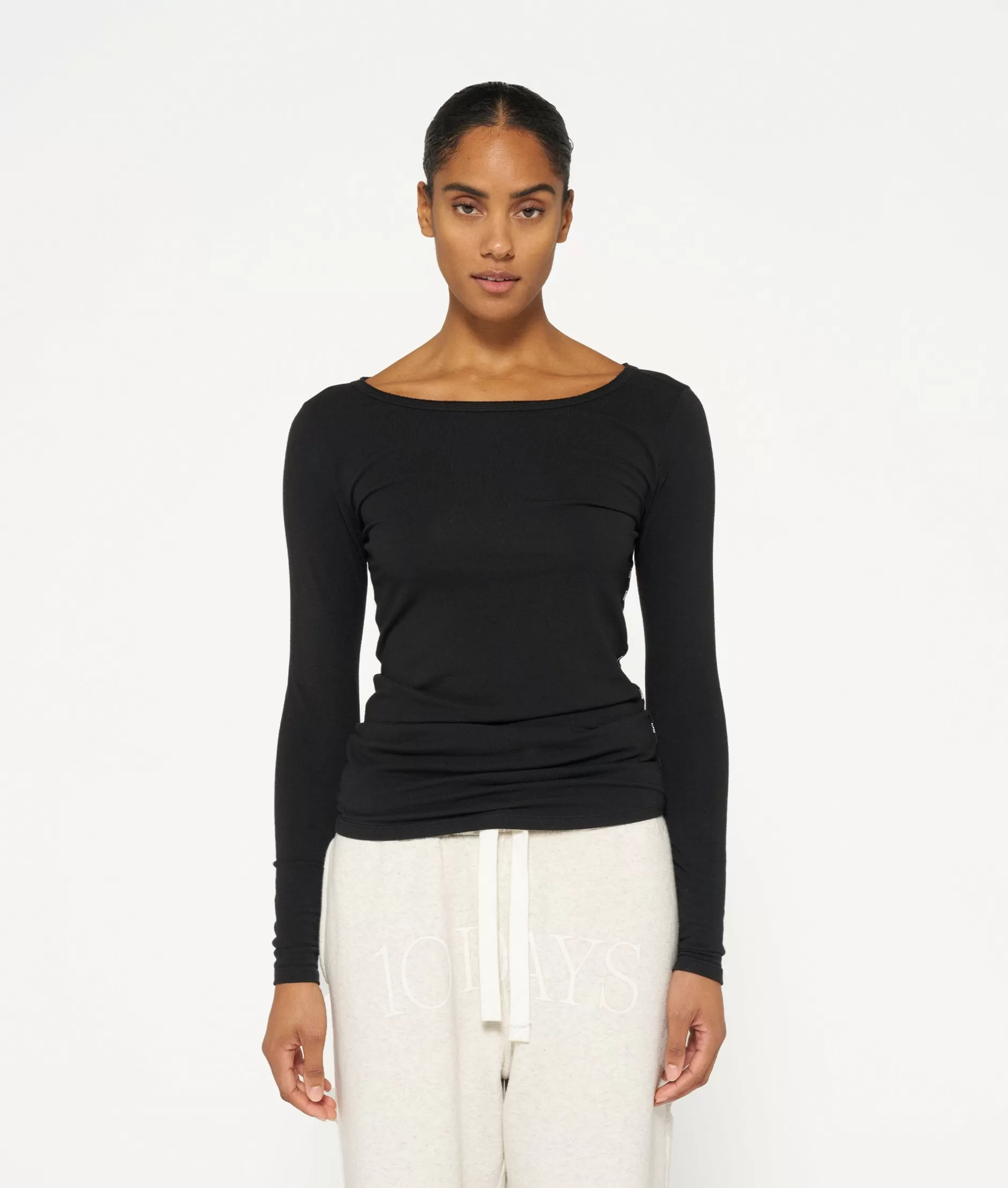 Maglia a Maniche Lunghe con Scollo a Barchetta - T-Shirt Confortevole in Cotone per Donna, Stile Minimal e Versatile per 10 Giorni di Abbinamenti, Ideale per Stilare un Guardaroba Essenziale