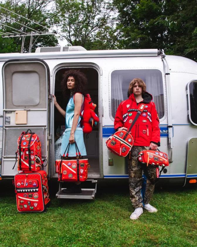 Valigia Cabina Compatta Sprayground - Design Avanguardista per Viaggi Globali | Saldi Esclusivi su Bagagli da Trasporto Premium