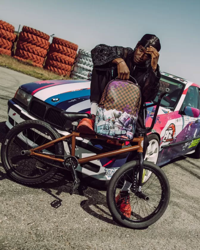 Zaino Sprayground Furto Urbano - Modello DLXV con Tasche Antifurto e Design Irriverente