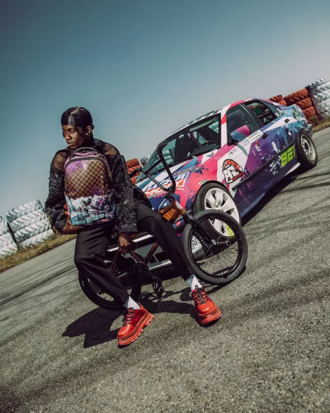 Zaino Sprayground Furto Urbano - Modello DLXV con Tasche Antifurto e Design Irriverente