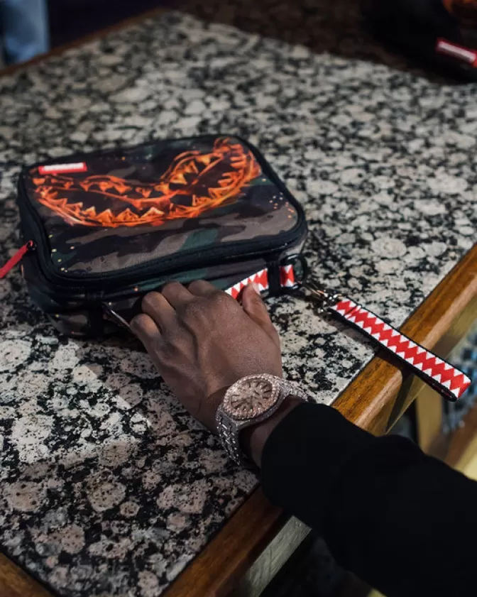 Sprayground Presenta! Kit Snack Lil Tjay - Energia Istantanea al Tuo Stile  

Zaino Tascabile Sprayground x Lil Tjay - Carica Rapida Snack Edition  

Edizione Speciale Sprayground: Pacchetto Snack Veloce Firmato Lil Tjay  

Snack Pack Esclusivo - La Scossa Energetica di Lil Tjay by Sprayground  

Confezione Snack Sprayground: Turbo Boost Stile Lil Tjay