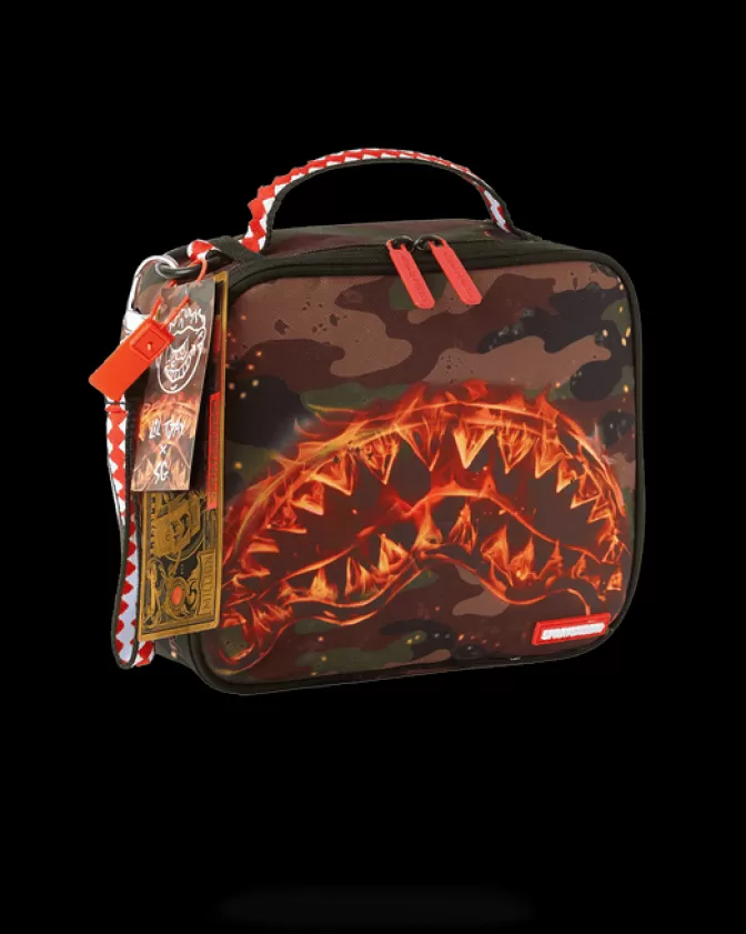 Sprayground Presenta! Kit Snack Lil Tjay - Energia Istantanea al Tuo Stile  

Zaino Tascabile Sprayground x Lil Tjay - Carica Rapida Snack Edition  

Edizione Speciale Sprayground: Pacchetto Snack Veloce Firmato Lil Tjay  

Snack Pack Esclusivo - La Scossa Energetica di Lil Tjay by Sprayground  

Confezione Snack Sprayground: Turbo Boost Stile Lil Tjay