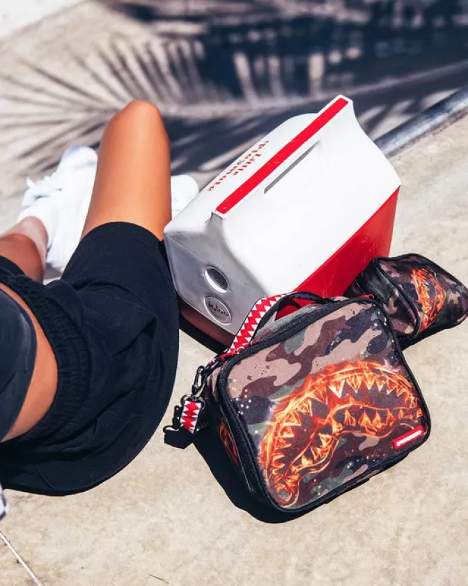 Sprayground Presenta! Kit Snack Lil Tjay - Energia Istantanea al Tuo Stile  

Zaino Tascabile Sprayground x Lil Tjay - Carica Rapida Snack Edition  

Edizione Speciale Sprayground: Pacchetto Snack Veloce Firmato Lil Tjay  

Snack Pack Esclusivo - La Scossa Energetica di Lil Tjay by Sprayground  

Confezione Snack Sprayground: Turbo Boost Stile Lil Tjay