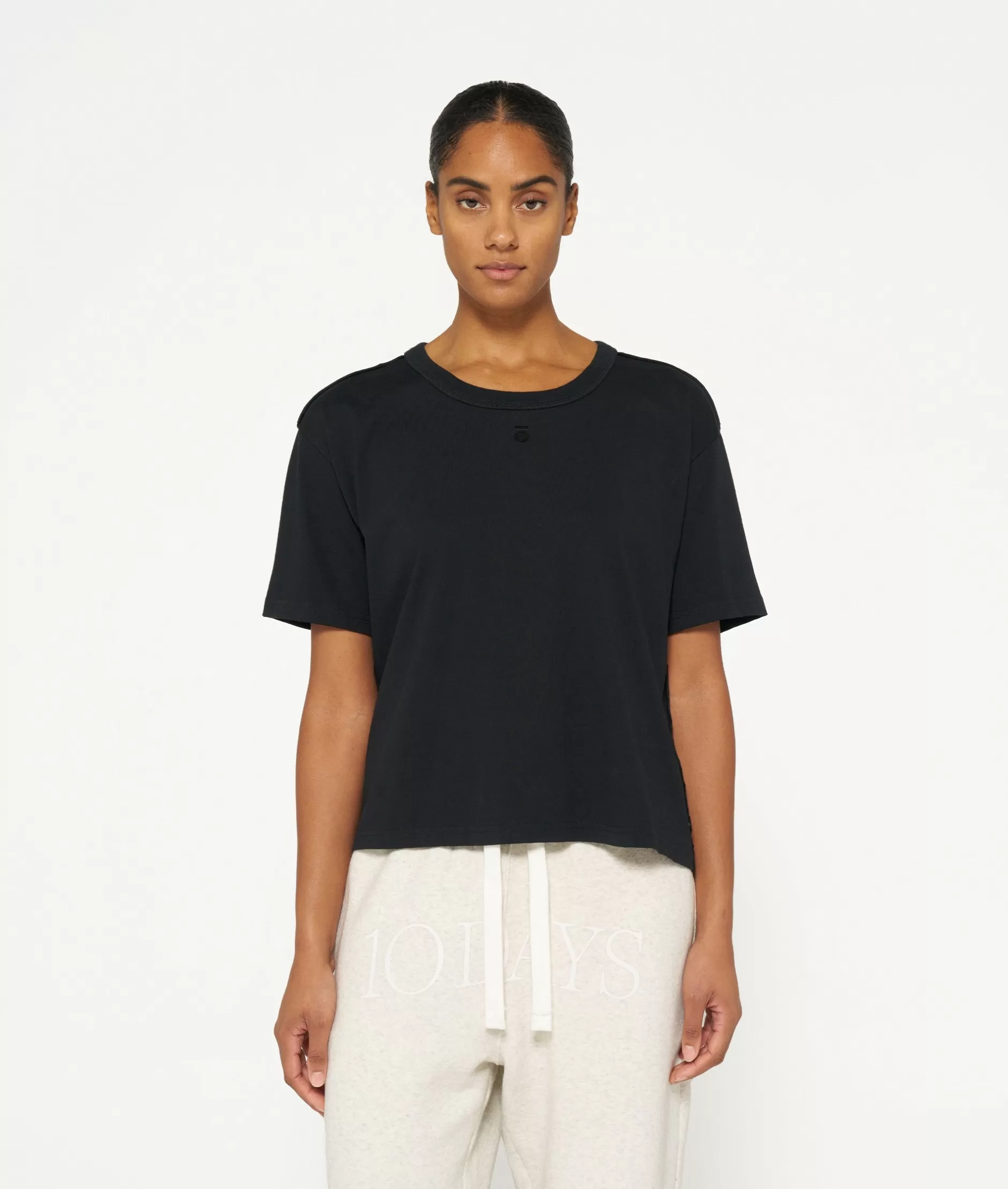 Maglietta Donna 10 Giorni - Cotone Spesso Premium Confezione Morbida 

Tee Casual a Manica Corta Tessuto Resistente - Collezione 10Daily Wear 

Maglietta Oversize in Puro Cotone - Conforto Duraturo per Tutto il Giorno