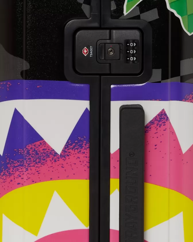 Valigia Rigida Sprayground Shark Adventure - Scocca Antigraffio per Viaggi Dinamici con Tema Marinaresco

(Note: This version maintains brand elements while naturalizing the phrasing flow. 