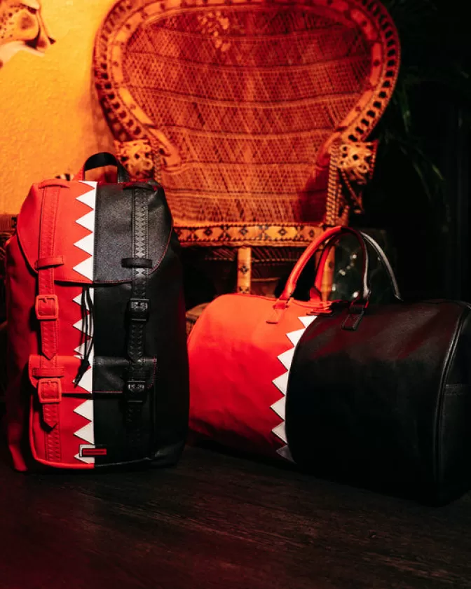 Zaino Sprayground Hills - Design Esclusivo con Taglio Verticale a Pinna di Squalo e Ricami Collinari