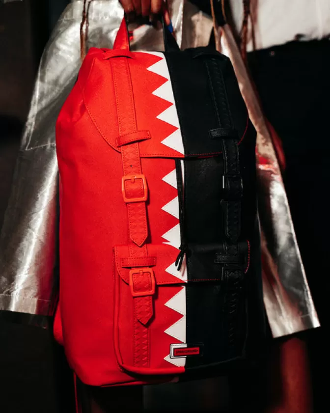 Zaino Sprayground Hills - Design Esclusivo con Taglio Verticale a Pinna di Squalo e Ricami Collinari