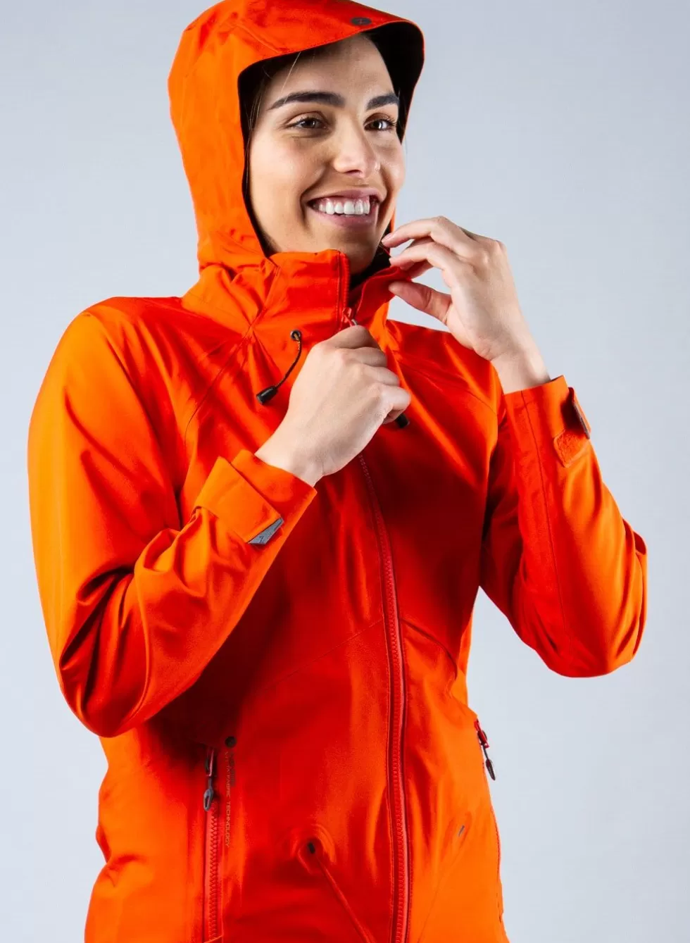 Giacca Impermeabile Donna Rosso Fiammante con Cappuccio, Modello Ins200 - Ideale per Intemperie, Stile Moderno e Funzionale